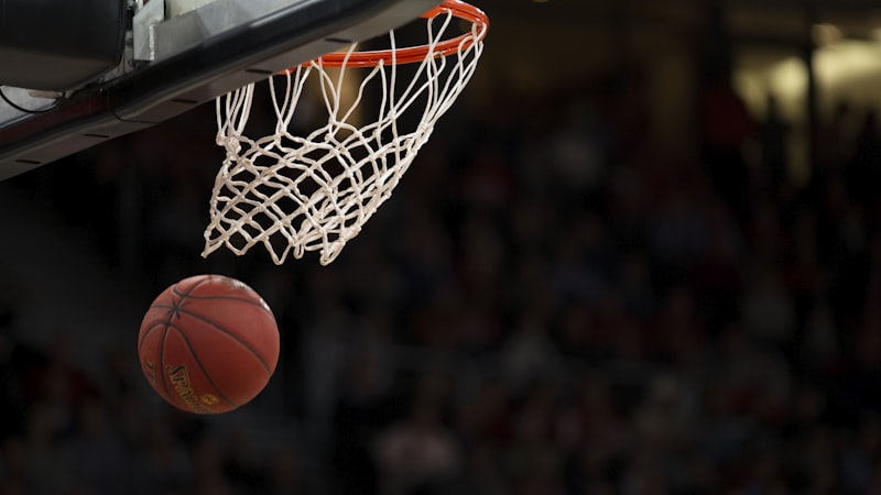 NBA季后赛东部决赛精彩对抗 - 球员突破上篮